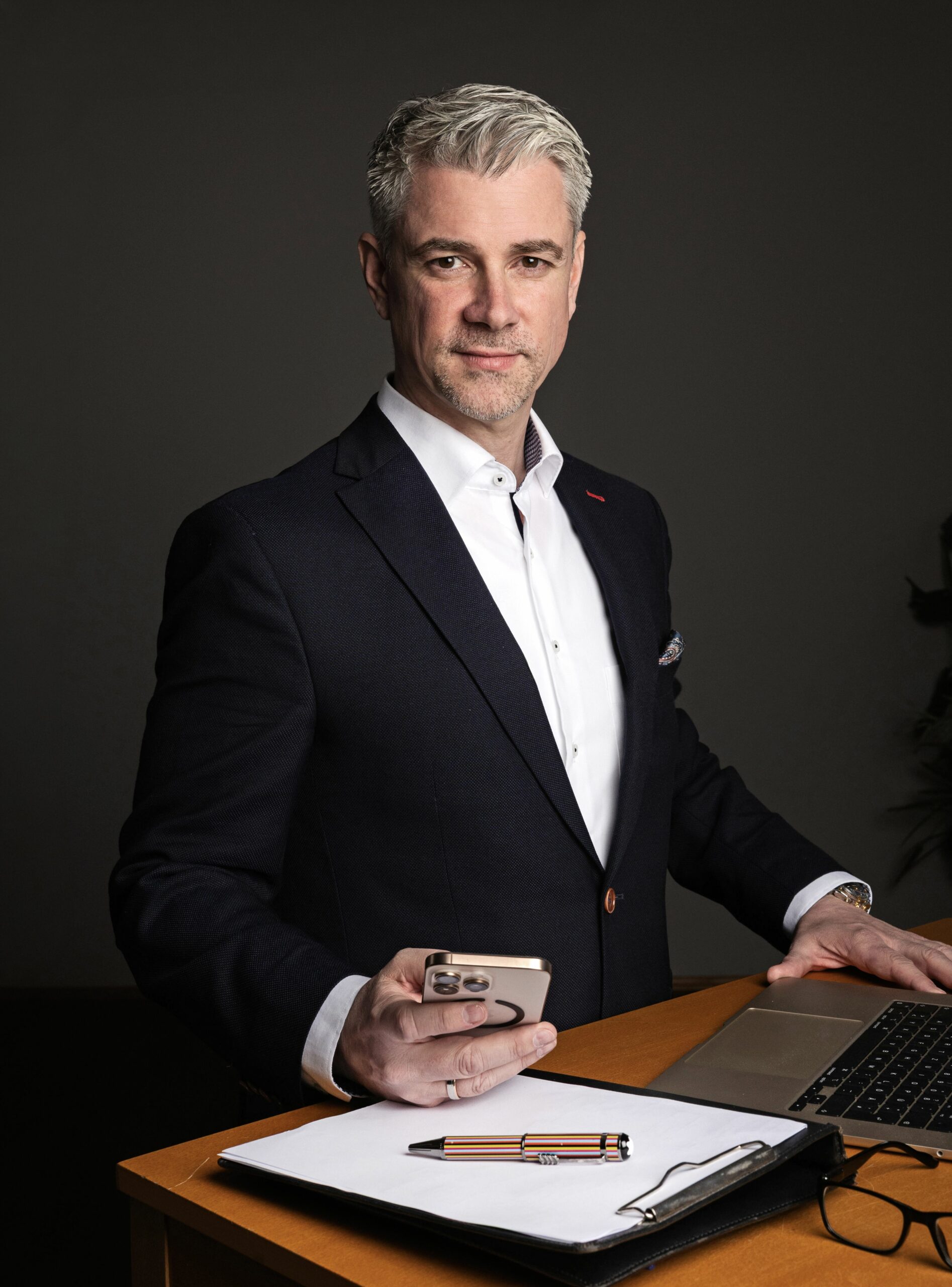Lars Conrad am Schreibtisch
